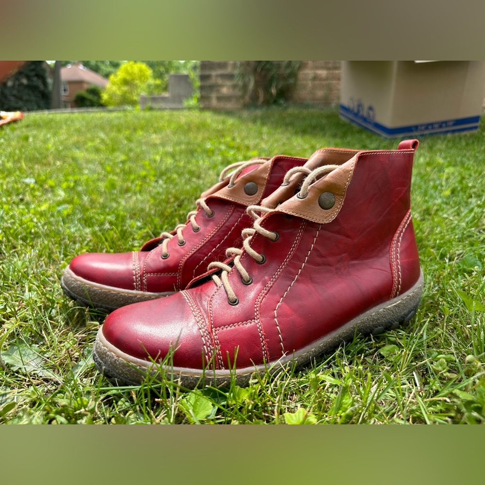 V-Italia Kiki Red Venezia leather boots

Excellent condition-like new
Size 10